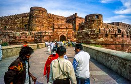 Agra;-Agra-Fort;-Amar-Singh-Gate;-Architecture;-Entrance;-Fortification;-India;-Kaleidos;-Kaleidos-images;-La-parole-à-limage;-Lal-Qila;-Mughal;-Ramp;-Ramparts;-Red-sandstone;-Stories-Pictures;-Tarek-Charara;-Towers;-UNESCO;-Uttar-Pradesh;-Visitors;-World-Heritage